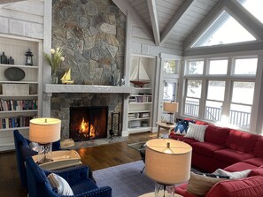 Smart TV - Swan Lake House - 6 Bed 6.5 Bath - Sleeps 12 - 200 ft ON WATER Heated Driveway  (Bigfork)