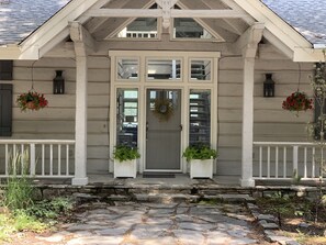 Exterior detail - Swan Lake House - 6 Bed 6.5 Bath - Sleeps 12 - 200 ft ON WATER Heated Driveway  (Bigfork)