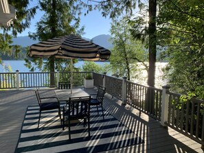 Outdoor dining - Swan Lake House - 6 Bed 6.5 Bath - Sleeps 12 - 200 ft ON WATER Heated Driveway  (Bigfork)