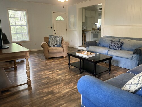 Tucked Away Newly Renovated 2 Bedroom/ 1 Bath, Sleep 8