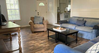 Tucked Away Newly Renovated 2 Bedroom/ 1 Bath, Sleep 8