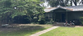 Tucked Away Newly Renovated 2 Bedroom/ 1 Bath, Sleep 8