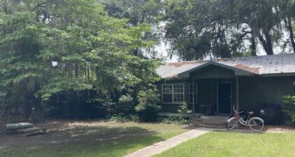 Tucked Away Newly Renovated 2 Bedroom/ 1 Bath, Sleep 8
