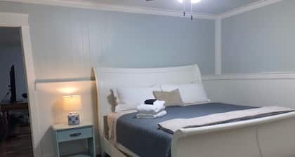 Tucked Away Renovated 4 Bedroom/ 2 Bath, Sleep 12
Close to Parris Island