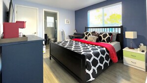 A bedroom with a bed, bedside table, and a window with blinds. - Newly Renovated Private Master Suite-10MIN to Golden Gate Park. (San Francisco)