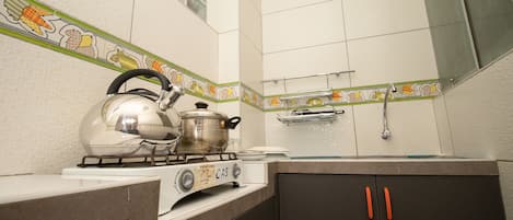 Fridge, microwave, oven, cookware/dishes/utensils