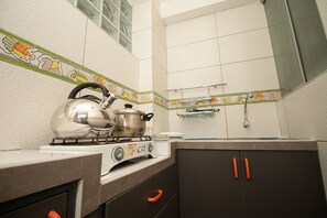 Kühlschrank, Mikrowelle, Ofen, Kochgeschirr/Geschirr/Besteck