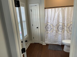 Combinazione doccia/vasca, asciugamani, sapone, carta igienica