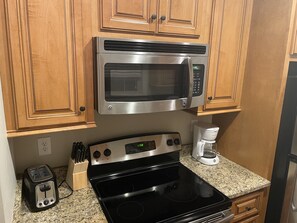 Frigorifero, microonde, forno, piano cottura