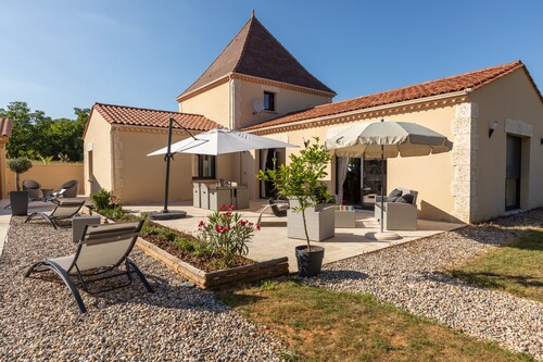 Villa Sarlat, air-conditioned, 3 bedrooms, heated swimming pool, pool house ....