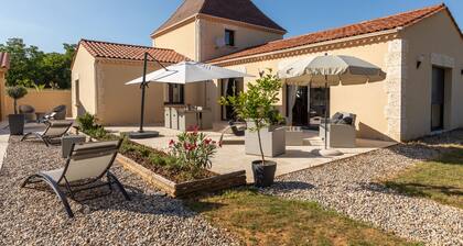 Villa Sarlat, air-conditioned, 3 bedrooms, heated swimming pool, pool house ....