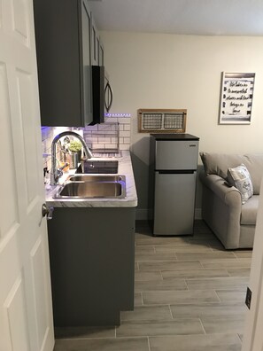 Fridge, microwave, oven, stovetop - Buccaneers Retreat (Raymond James Stadium) (Tampa)