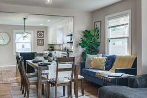 Smart TV, video games - 6 BR Family and Friends Retreat- Pool, Theatre, Walk to Notre Dame & Restaurants (South Bend)