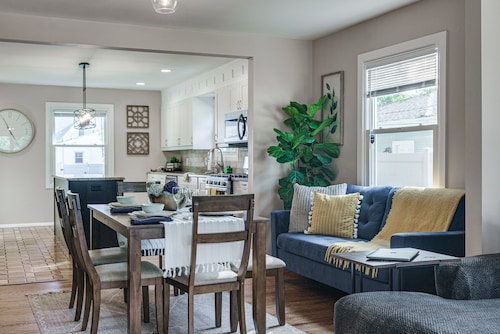 6 BR Family and Friends Retreat- Pool, Theatre, Walk to Notre Dame & Restaurants