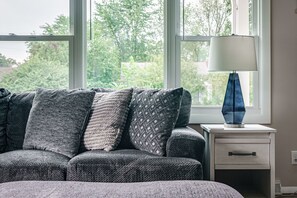 Smart TV, video games - 6 BR Family and Friends Retreat- Pool, Theatre, Walk to Notre Dame & Restaurants (South Bend)