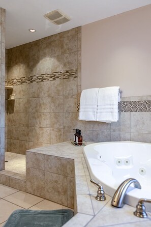 Badewanne, Whirlpool, Haartrockner, Handtücher
