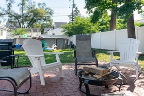 Terrace/patio - 6 BR Family and Friends Retreat- Pool, Theatre, Walk to Notre Dame & Restaurants (South Bend)
