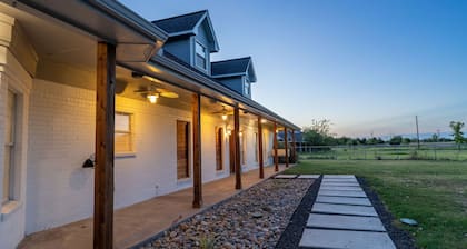 Modern 5 bedroom Farm House