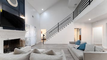 Smart TV, fireplace