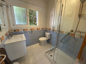 Combined shower/bathtub, hair dryer, towels - Spacious 5 Bedroom Town House with Private Pool (Calahonda)
