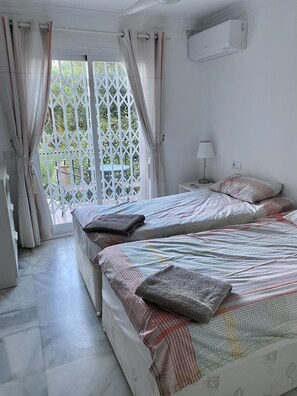 5 habitaciones, tabla de planchar con plancha, wifi y ropa de cama 