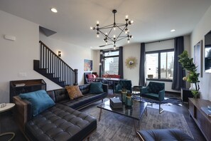 Smart TV, tavolo da ping pong, libri