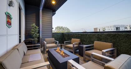 Walk to Gulch 3 Story 4BR Boheme Deco Huge Balcony Cityview Firepit 2Car Garage