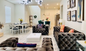 TV, fireplace, video games, books - Delightful Frozen Potter Lake Home Pool Spa Resort (Davenport)