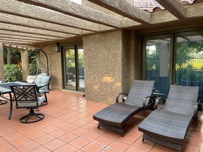 Outdoor dining - GOLF COURSE & LAKE VIEW 24/7 SECURITY GUARD NEAR LAS VEGAS STRIP FULL FURNISHED (Las Vegas)