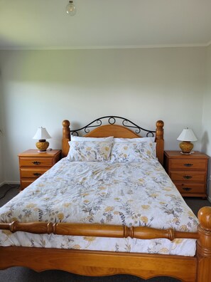 3 bedrooms, iron/ironing board, free WiFi, bed sheets - Cosy cottage close to all the Tasman Region attractions (Tasman)