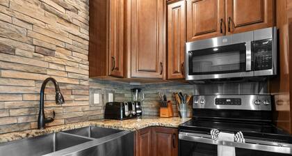 Pvt Indoor Pool-Basketball Court-Theatre Room & Hot Tub-Games-Sleeps 46-Table Rock View-Free Tickets