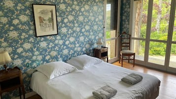 5 quartos, ferros/tĂĄbuas de passar roupa, Wi-Fi de cortesia