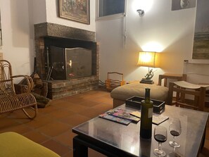 Smart TV, fireplace, DVD player, books