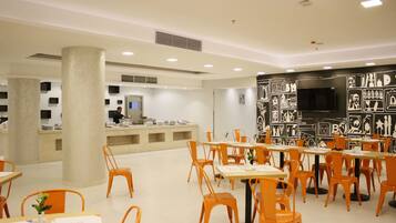 Tägliches Frühstücksbuffet (10 USD pro Person)