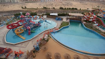 Una piscina al aire libre de temporada