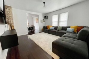 TV - Large, modern 2 bedroom in the heart of Forest Park (Forest Park)