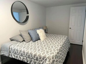 2 bedrooms, iron/ironing board, WiFi, bed sheets - Large, modern 2 bedroom in the heart of Forest Park (Forest Park)