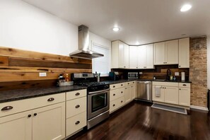 Mikroaaltouuni, astianpesukone, kahvin-/teenkeitin