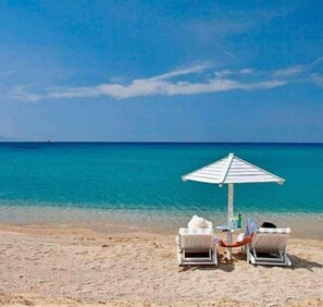 Beach nearby, sun loungers, beach towels