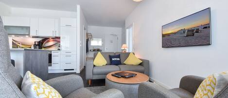 TV, peis, bøker og stereoanlegg