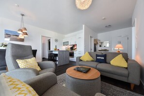 Televisión, chimenea, libros y estéreo 