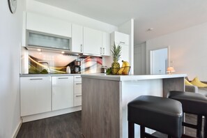 Fridge, oven, stovetop, dishwasher