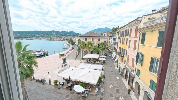 A coastal town with a waterfront promenade, outdoor seating areas, and traditional architecture. - DIMORE DEL CENTRO - Domus Coeli (Salò)