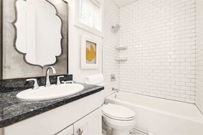 Baignoire, sèche-cheveux, serviettes fournies, savon