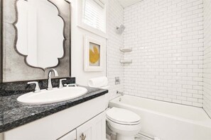 Badewanne, Haartrockner, Handtücher, Seife