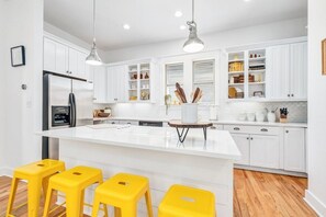 Køleskab, mikrobølgeovn, ovn, kogeplade