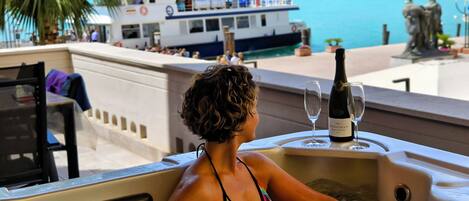 Bañera de hidromasaje al aire libre