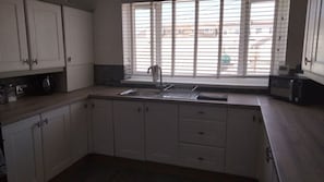 Apartemen | Dapur pribadi | Lemari es, microwave, oven, dan kompor