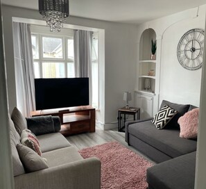 Apartamento | Sala de estar | Televisión de 30 pulgadas con canales por cable
