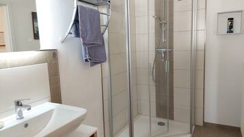 Dusche, Haartrockner, Handtücher, Seife